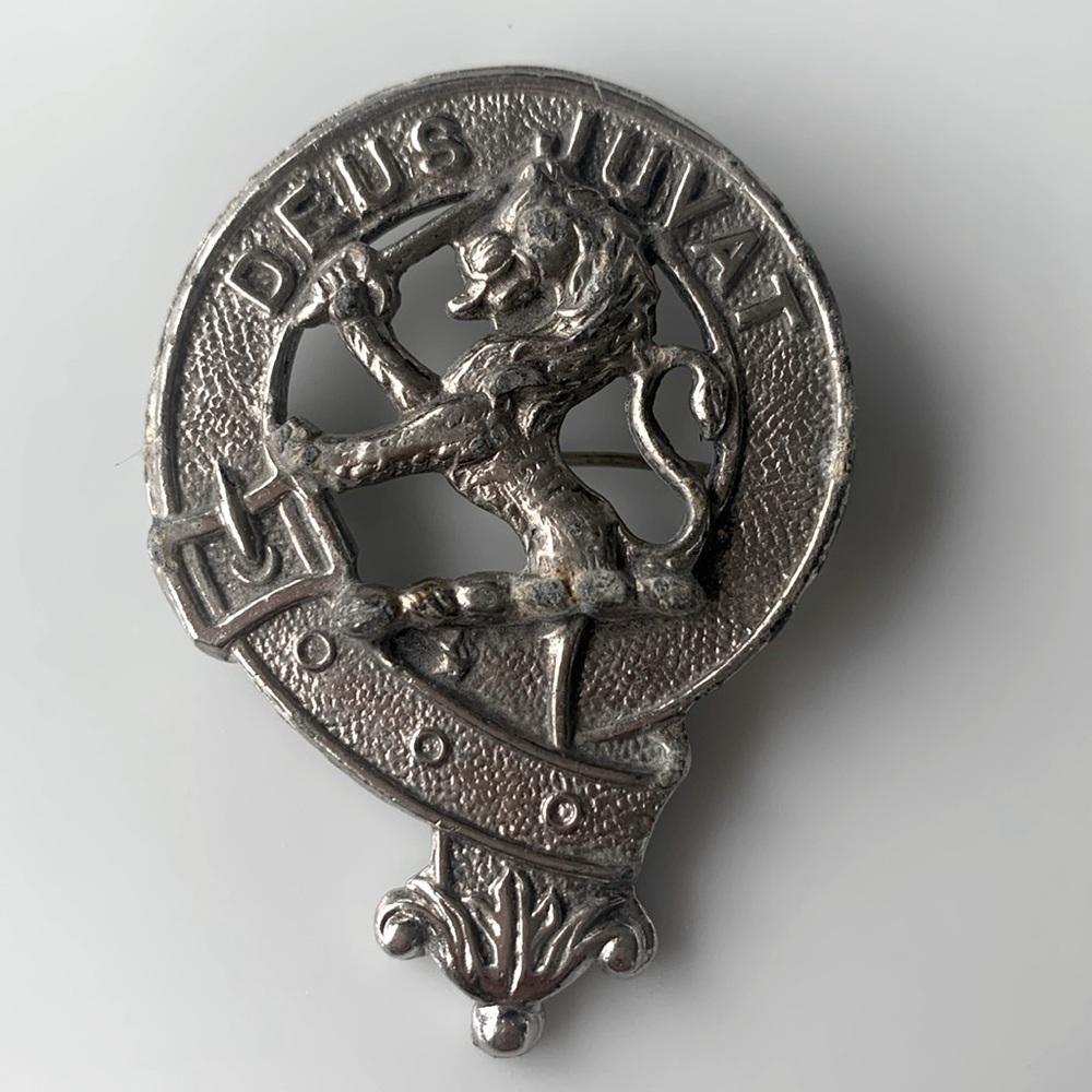 Vintage Scottish CLAN MACDUFF Brooch Sporran Kilt Lapel Pin Badge DEUS JUVAT